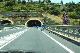 Автобан Ницца—Генуя проходит высоко над уровнем моря большей частью по эстакадам 
и через тоннели