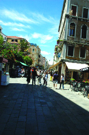 Страда Нова (Новая улица) — это многочисленные магазины и кафе