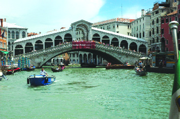Главный мост Венеции — Понте де Риальто (построен в 1588-1590 г.) — один из трех мостов через Большой канал. Символ Венеции. Длина моста 28 м., высота 8 м. Построен в 1588 г.