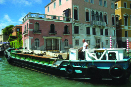 Баржа в Венеции то же самое, что грузовик в «сухопутных» городах