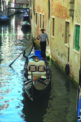 Гондола — такой же символ Венеции, как двухэтажные омнибусы Лондона или желтые такси Нью-Йорка.