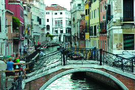 Венеция расположена на 100 островах, связанных между собой 400 мостами, переброшенными через 177 каналов