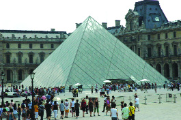 Стеклянная пирамида высотой в 21 метр — вход в Лувр