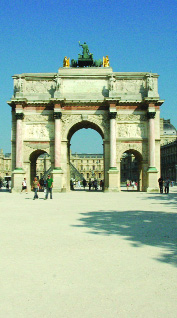 Триумфальная арка Карузель из розового мрамора была построена Наполеоном как напоминание о военных победах. венчающие арку скульптуры лошадей были похищены с площади Сан-Марко при разграблении Венеции французскими войсками