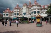 Disneyland Hotel — это не только главный отель Мира волшебства, но и вход в парк
