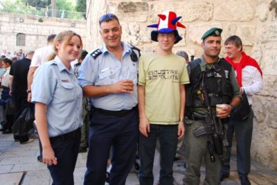 Израиль—Россия | У людей в форме особых дел не было, если не считать фотосессии с болельщиками