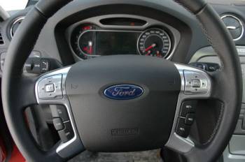 Ford S-Max | На руле буквально все — управление музыкой, круиз-контролем, телефоном, интерфейсом