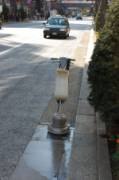 Большой дождь был вчера, а уже сегодня утром вдоль дорог появились устройства для прочистки решеток ливневой канализации | Япония