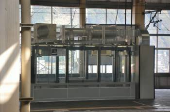 Япония | Даже на перроне вокзала имеется специальное помещение для курения. Задымил вне этой стеклянной будки — нарвался на крупный штраф
