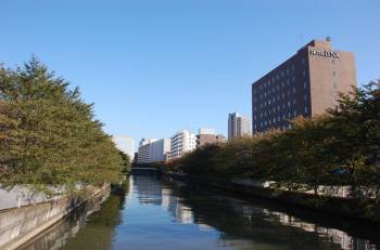Япония | Все реки и речушки в пределах Токио имеют гранитные либо иным способом облагороженные берега