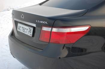 Lexus LS460L | Мягкие линии, характерные для всего экстерьера LS, прослеживаются и в форме светодиодных задних фонарей
