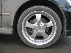 Toyota Crown | Литая пятиконечная звезда и кованый обод 18-дюймового диска Work выглядят эффектно