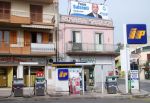 Теснота городских улиц не позволяет развернуть в Сицилии полноразмерные АЗС, поэтому они сиротливо жмутся вот так, у обочины | Сицилия