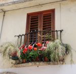 Изящные балкончики с цветами — это, скорее, не прагматический, а эстетический элемент средневековой итальянской архитектуры | Сицилия