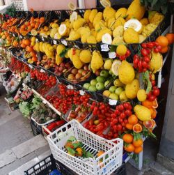 Сицилия | Весенний авитаминоз жителям Сицилии не грозит — фруктово-овощные развалы здесь одинаково живописны круглый год