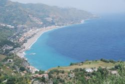Сицилия | Таормина — это город, парящий над морем. Ги де Мопассан говорил про местные пейзажы, что в них «есть все, что создано на земле и что обольщает сознание, глаза и фантазию людей»
