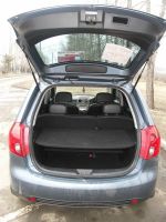 Особенность багажника Verisa — расположенная ниже уровня заднего стекла полка, благодаря чему лежащие там вещи не перекрывают обзор во внутрисалонное зеркало | Mazda Verisa