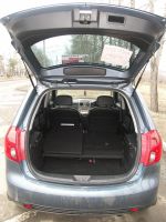 При сложенных спинках заднего сиденья грузовые возможности багажника ограничивает пол, на котором образуются целых две ступеньки | Mazda Verisa