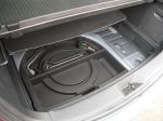 Под полом багажника обнаруживается дополнительный отсек для инструмента и прочих аксессуаров | Mazda Verisa