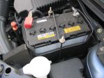 В подкапотном пространстве порадовал аккумулятор с термоизоляцией, а опоры стоек соединены растяжкой | Mazda Verisa