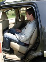 Будь подушка сидений чуть выше, и средний ряд кресел Explorer можно было признать удобным | Ford Explorer & Nissan Pathfinder