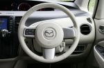 Такой дизайн рулевого колеса используется на родстере MX-5, и для семейного вэна это весьма лестное заимствование! | Mazda Biante