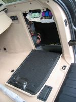 В багажнике две закрытые розетки и отсек для некрупного походного инвентаря, в котором находятся легкодоступные предохранители и реле | BMW X5 3,0i