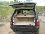Багажник в стандарте не слишком большой, но функциональный. Кнопками на торцах стенок управляются электроприводы раздельных спинок заднего дивана | BMW X5 3,0i