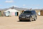 Прошедшие десять лет внесли коррективы в автомобильный парк Монголии. На смену УАЗ пришли внедорожники Toyota. И хотя в южных аймаках по-прежнему можно услышать гордое: «А в нашем аймаке 130 УАЗов, больше чем в вашем!», в центральных районах в 2008 г. стало з | Гобийская экспедиция