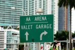 Указатель парковки American Airlane Arena, где играет знаменитая баскетбольная команда «Майами хит». Прямо — парковка служащим за дополнительную оплату | Флорида