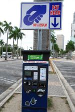 Более сложный паркомат принимает мелкие купюры (до 5 долларов) и выдает сдачу. Подтверждением времени оплаченной парковки служит выбиваемый чек, который кладется под лобовое стекло автомобиля | Флорида