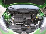Подкапотное пространство невелико, и на этом фоне особенно большим выглядит… аккумулятор, который визуально всего в половину меньше двигателя | Mazda2