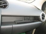 Любопытно решена крышка перчаточного ящика — даже в закрытом положении в него можно положить мелкие предметы | Mazda2