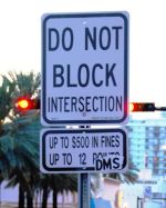 Блокировка перекрестка — тяжелое правонарушение, которое карается большим штрафом. Благодаря этому даже тяжелые пробки не приобретают глобального характера | Флорида