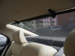 На заднем стекле предусмотрена выдвижная солнцезащитная шторка. А в полке за спинками заднего дивана — дополнительные крепления системы Isofix для детских кресел | Volvo S80