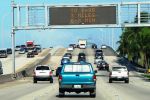 На скоростных дорогах многочисленные табло оперативно информируют о состоянии трафика, возможных проблемах, пробках, перекрытых дорогах и путях объезда | Флорида