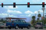 Американские светофоры всегда устанавливаются над дорогой (отчего видны издалека), при этом, если полоса предназначена исключительно для движения в одном направлении, они не имеют дополнительных секций (в ином случае выполнены вертикально двурядными) | Флорида