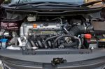Без декоративной пластиковой крышки двигатель кажется новым, однако на самом деле это пусть и модернизированный, но все тот же 2,4-литровый K24A | Honda Odyssey