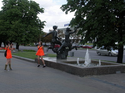 Минск | Возле таких скульптур сами жители Минска фотографируются с удовольствием