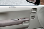 Крючок для пакетов на пассажирской двери — это что-то новое. А сверху расположен сенсор системы автоматической парковки | Honda Life