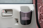 Шик версии Pastel выражается даже в форме подстаканников для задних пассажиров | Honda Life