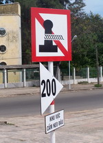 Что обозначает этот знак, понять невозможно. Может, «Игра в шахматы на дороге запрещена»? | Вьетнам