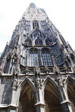Возвышающийся над Веной готический Собор Святого Стефана — главная достопримечательность австрийской столицы | Европа