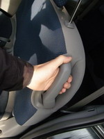 Одной рукой этой рукояткой пользоваться не совсем удобно | Toyota Sienta