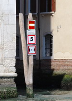 Каналы Венеции обустроены по всем правилам дорожной инженерии — со знаками ограничения скорости, «кирпичами» и ограждением | Европа