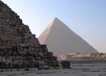 Одна из загадок египетской цивилизации, позволяющая говорить о том, что при строительстве пирамид не обошлось без внеземных сил: стороны основания пирамиды Хеопса по длине разнятся не более чем на 5,2 см, колебание уровня — не более 2,6 см. Юго-восточные углы | Египет