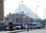 Каир разрастается столь стремительно, что еще недавно одиноко стоявшие в пустыне пирамиды буквально нависают над городскими кварталами | Египет