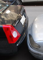 «Контактная» парковка, в отличие от Европы, где это тоже активно практикуется, проводится весьма агрессивно, отчего бамперы автомобилей приобретают плачевный вид | Египет