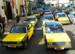 Такси — очень недорогой (поездка на расстояние 5-8 км обходится примерно в 25 руб.) и достаточно популярный вид транспорта. В каждом городе Египта в такси используются разные модели и расцветки — в Луксоре это бело-голубые древние Peugeot, в Хургаде — черно-о | Египет