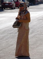 В последние годы египетское общество развернулось к консервативным ценностям — большинство женщин вновь одело хиджаб и укуталось в свободные одежды с головы до ног | Египет